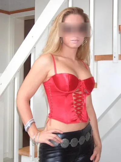 Karin 45 från Södertälje söker hett kontorssex och after work-möten